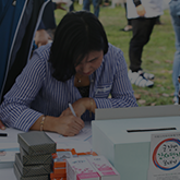 입영문화제에서 어머님이 편지 작성하는 모습