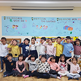 청사랑 어린이집 아이들이 경례하는 모습