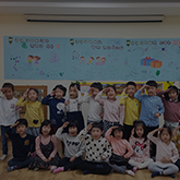 청사랑 어린이집 아이들이 경례하는 모습