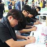 남자 고등학생이 편지를 작성하는 모습