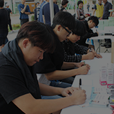 남자 고등학생이 편지를 작성하는 모습