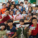 어린이들이 편지를 들고 응원하는 모습
