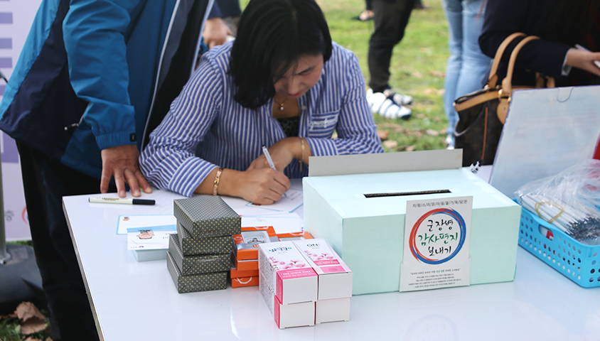 입영문화제에서 어머님이 편지 작성하는 모습