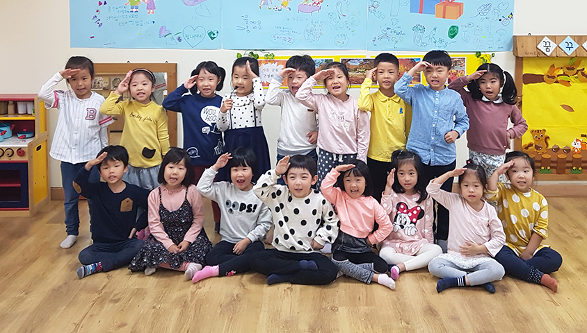 청사랑 어린이집 아이들이 경례하는 모습