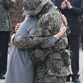 어머님과 군인 아들이 서로 안은 모습