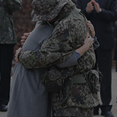 어머님과 군인 아들이 서로 안은 모습