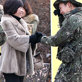 어머님과 군인아들이 만나서 손을 잡고 아들은 눈물을 훔치는 모습
