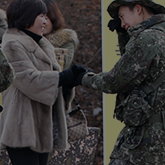 어머님과 군인아들이 만나서 손을 잡고 아들은 눈물을 훔치는 모습
