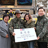휴가증 들고 있는 군인가족과 병무청장