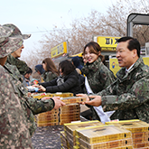 감사한 군인들에게 피자를 전달하고있는 병무청장