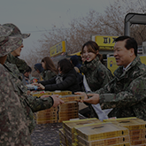 감사한 군인들에게 피자를 전달하고있는 병무청장