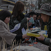 아들같은 군인들에게 피자를 전달하고있는 어머님