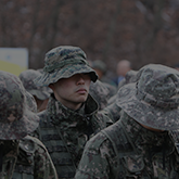 모자 눌러쓴 군인 모습