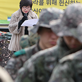 군인들 뒤에서 편지 읽는 어머님 모습