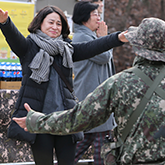 어머님과 군인아들이 두팔 벌려 안으려고 하는 모습