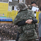 어머님과 군인아들이 서로 안은 모습
