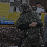 어머님과 군인아들이 서로 안은 모습