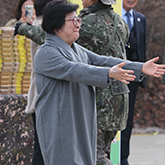 어머님이 군인아들을 안으려고 가는 모습