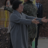 어머님이 군인아들을 안으려고 가는 모습