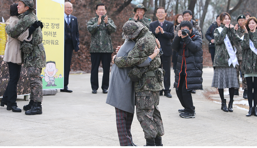 어머님과 군인 아들이 서로 안은 모습