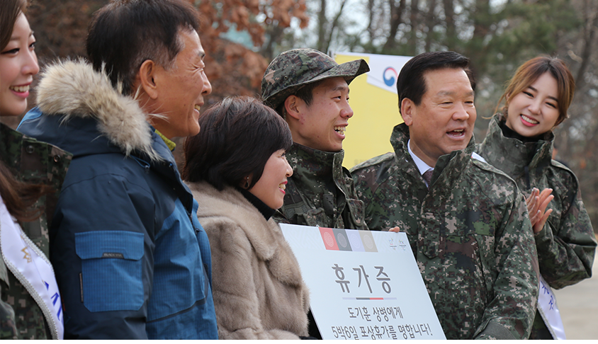 휴가증을 들고 있는 군인가족과 병무청장