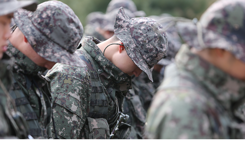 고개 숙인 군인 모습