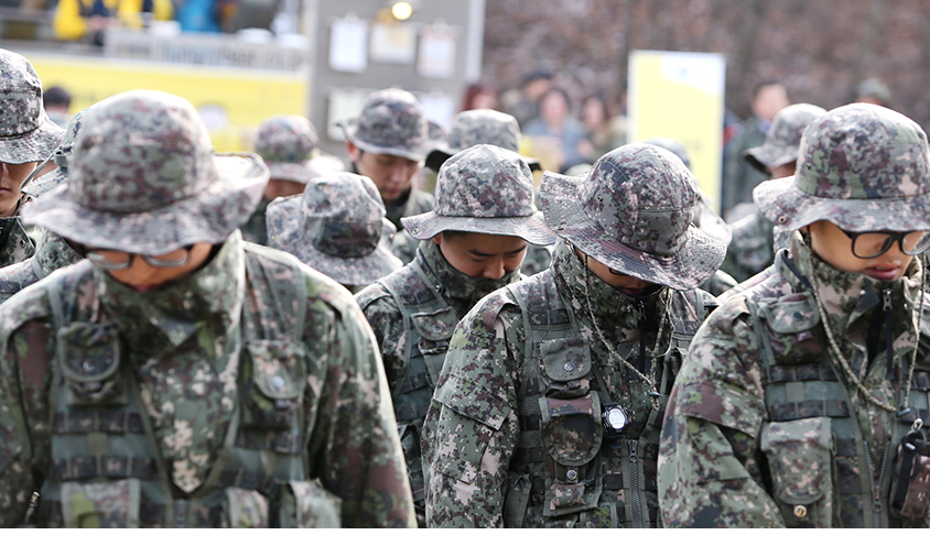 고개 숙인 군인들 모습