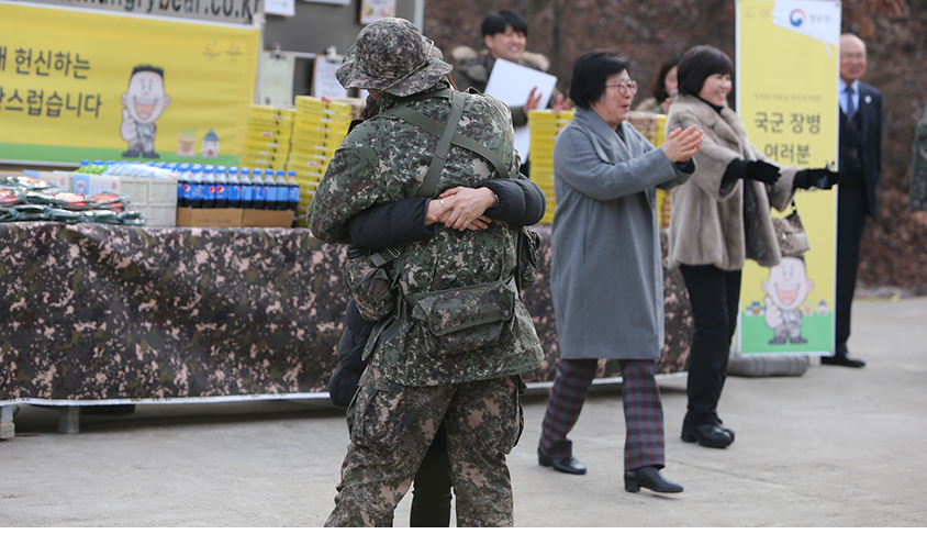 어머님과 군인아들이 서로 안은 모습