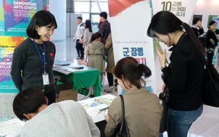 행사장에서 편지 작성중인 여대생들