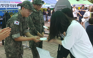 군장병에게 작성한 편지를 건내는 모습