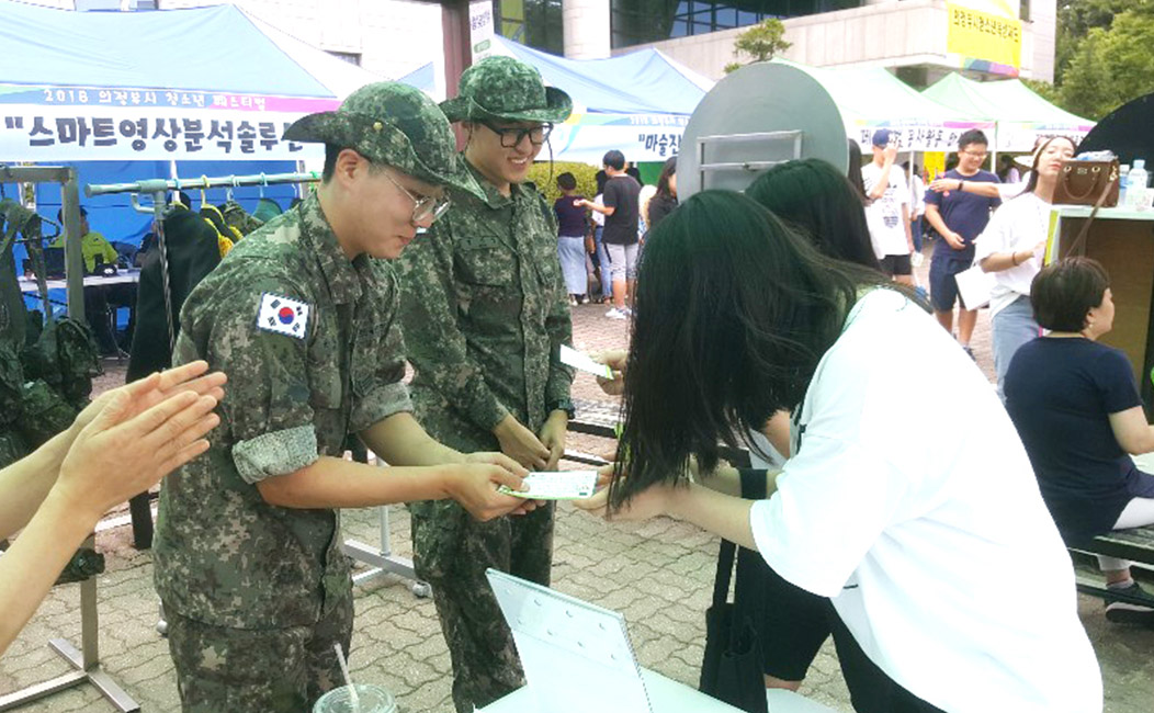 군장병에게 작성한 편지를 건내는 모습