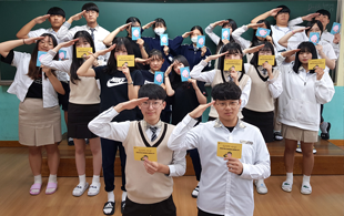 아이들이 편지 들고 경례하는 모습