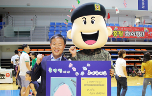 굳건이(병무청캐릭터)와 성인남자 감사편지 판넬을 들고 응원하는 모습