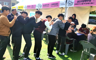 남자 청소년들이 서로서로 등을 지지대 삼아 감사편지를 쓰고있는 모습