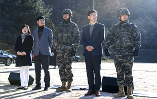 유정규 일병과 아버지, 박세현 일병과 아버지, 어머니 나란히 서있는 모습