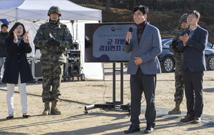 박세현 일병의 아버지가 장병들에게 이야기하는 모습