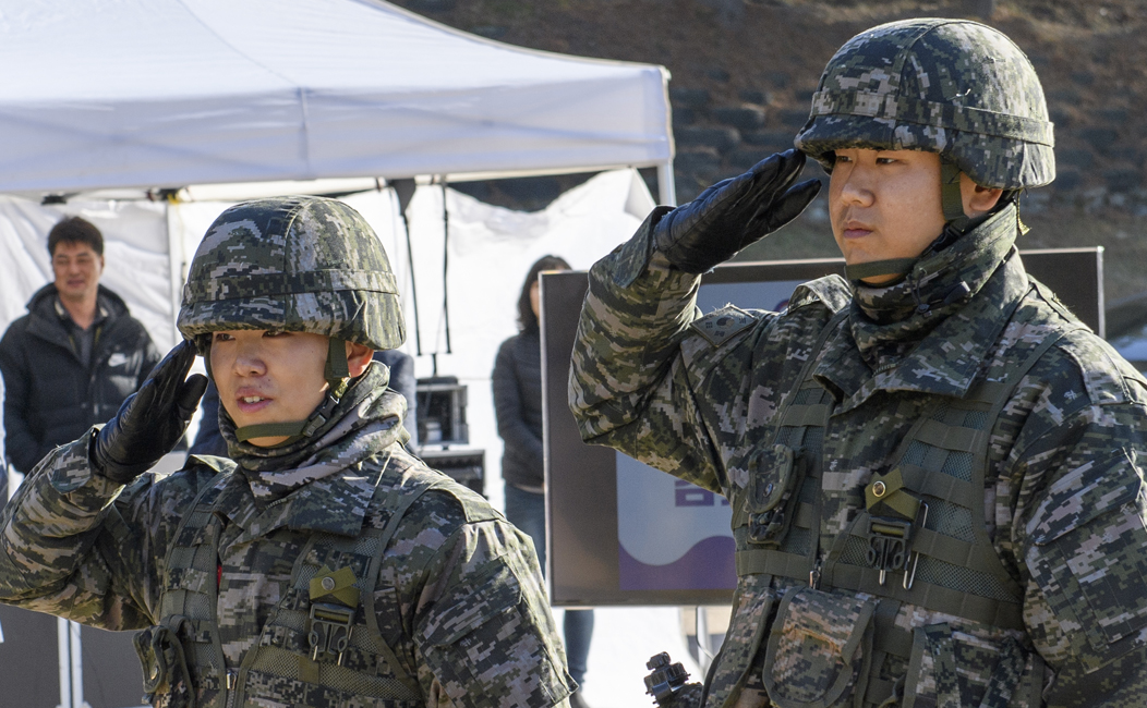 유정규, 박세현 일병이 나란히 서서 경례하는 모습