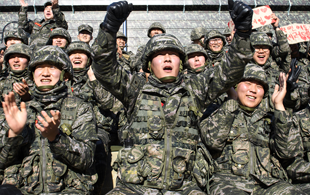 군장병들이 환호하는 모습