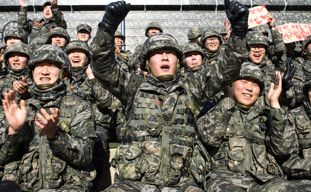 군장병들이 환호하는 모습