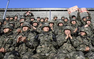 군장병들이 환호하는 모습