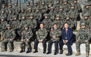 군장병들이 앉아 감사편지 영상 감상 모습