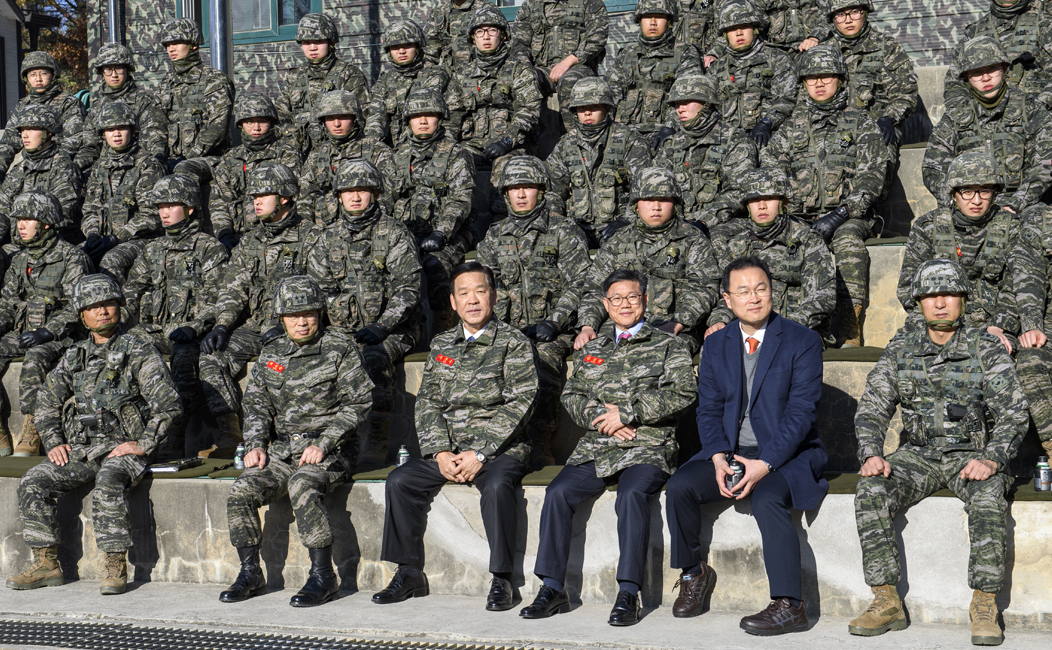 군장병들이 앉아 감사편지 영상 감상 모습