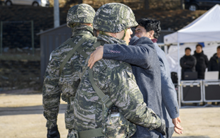 유정규 일병과 아버지 포옹