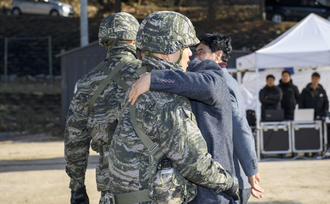 유정규 일병과 아버지 포옹