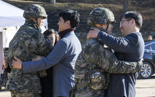 유정규 일병과 아버지, 박세현 일병과 아버지, 어머니 포옹