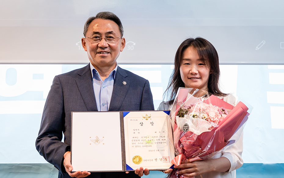일반부문 대상수상자가 상장과 꽃을 들고 병무청장과 나란히 서있는 모습