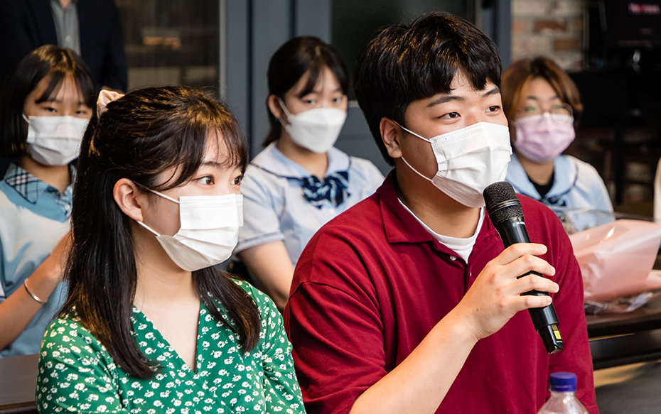 일반부문 장려 수상자 수상소감을 말하는 모습