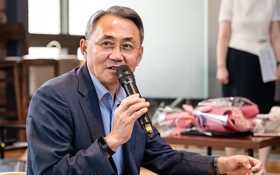수상자의 질문에 답변하는 병무청장의 모습