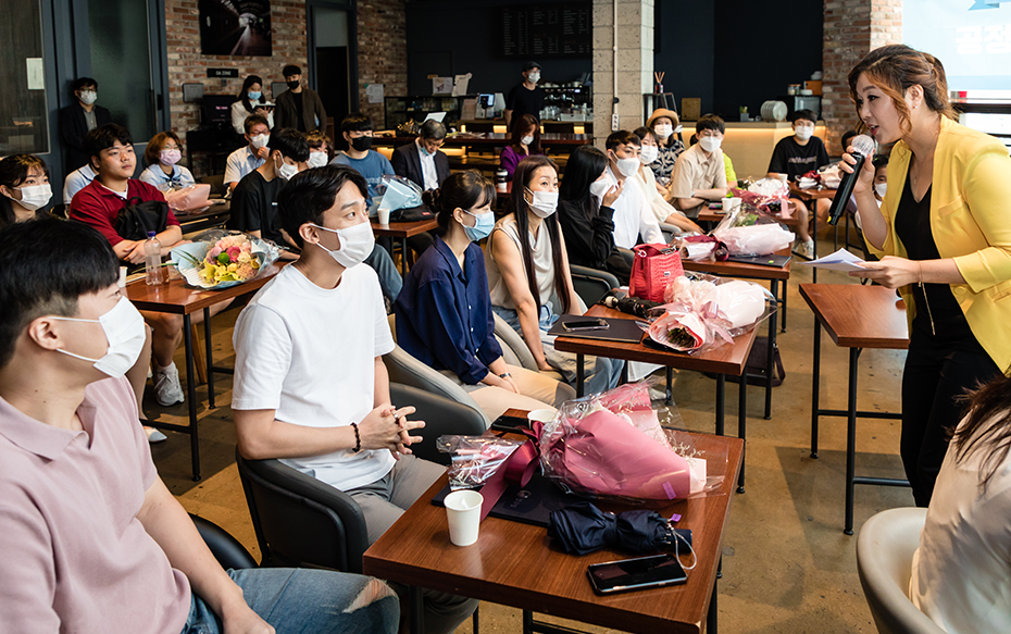 일반부문 최우수 수상자에게 질문하는 사회자의 모습