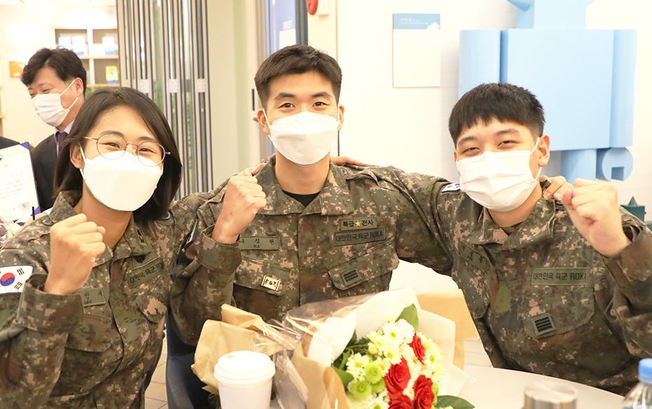 병무청장이 서서 마지막으로 수상자에게 축하 메시지를 말하는 모습